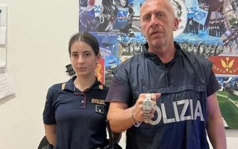 Ruba un orologio di valore, denunciato un 58enne
