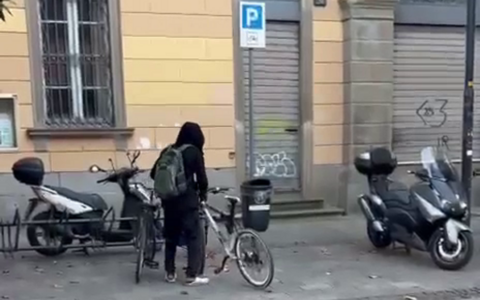Ruba una bici in via Tasso e viene filmato, ma non fa una piega e scappa (lentamente)
