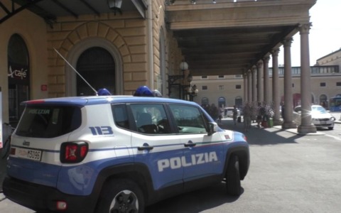Ruba uno zaino in stazione a Bologna e chiede riscatto, arrestato