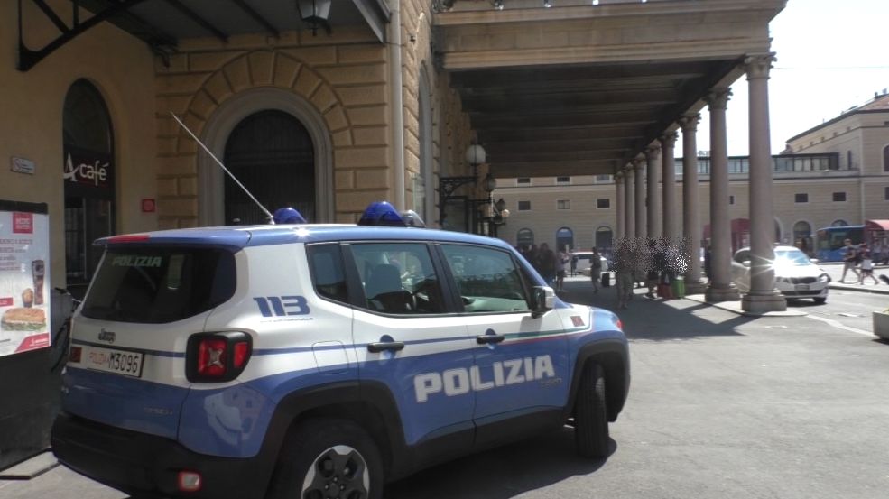 Ruba uno zaino in stazione a Bologna e chiede riscatto, arrestato