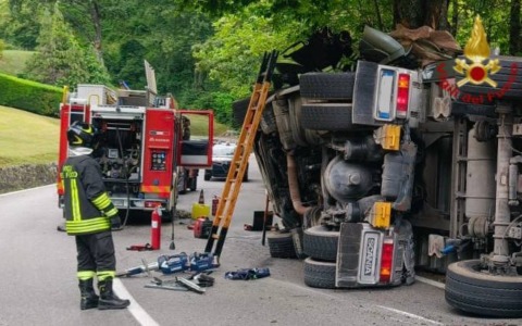 San Marcello Piteglio, camion finisce fuori strada: morto l’autista