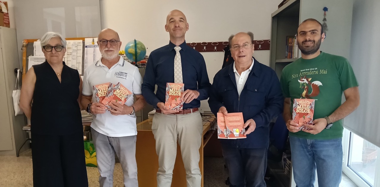 Santa in Giallo consegna i libri agli studenti della scuola media Vittorio G. Rossi