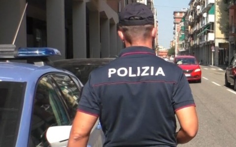 Scippano una donna su un bus, poi nascondono la collanina sotto la lingua