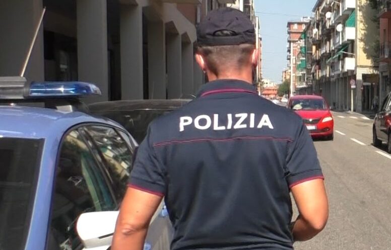Scippano una donna su un bus, poi nascondono la collanina sotto la lingua