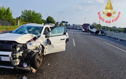 Scontro tra due auto: una si ribalta