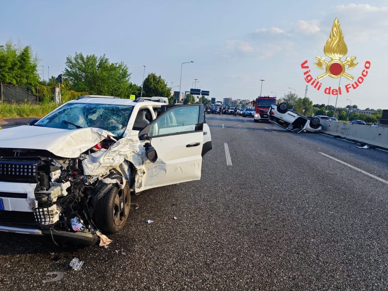 Scontro tra due auto: una si ribalta