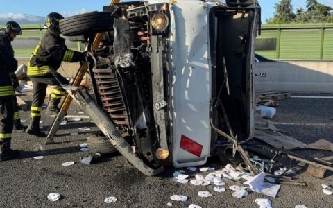Scontro tra due furgoni in A11, un morto ed un ferito grave