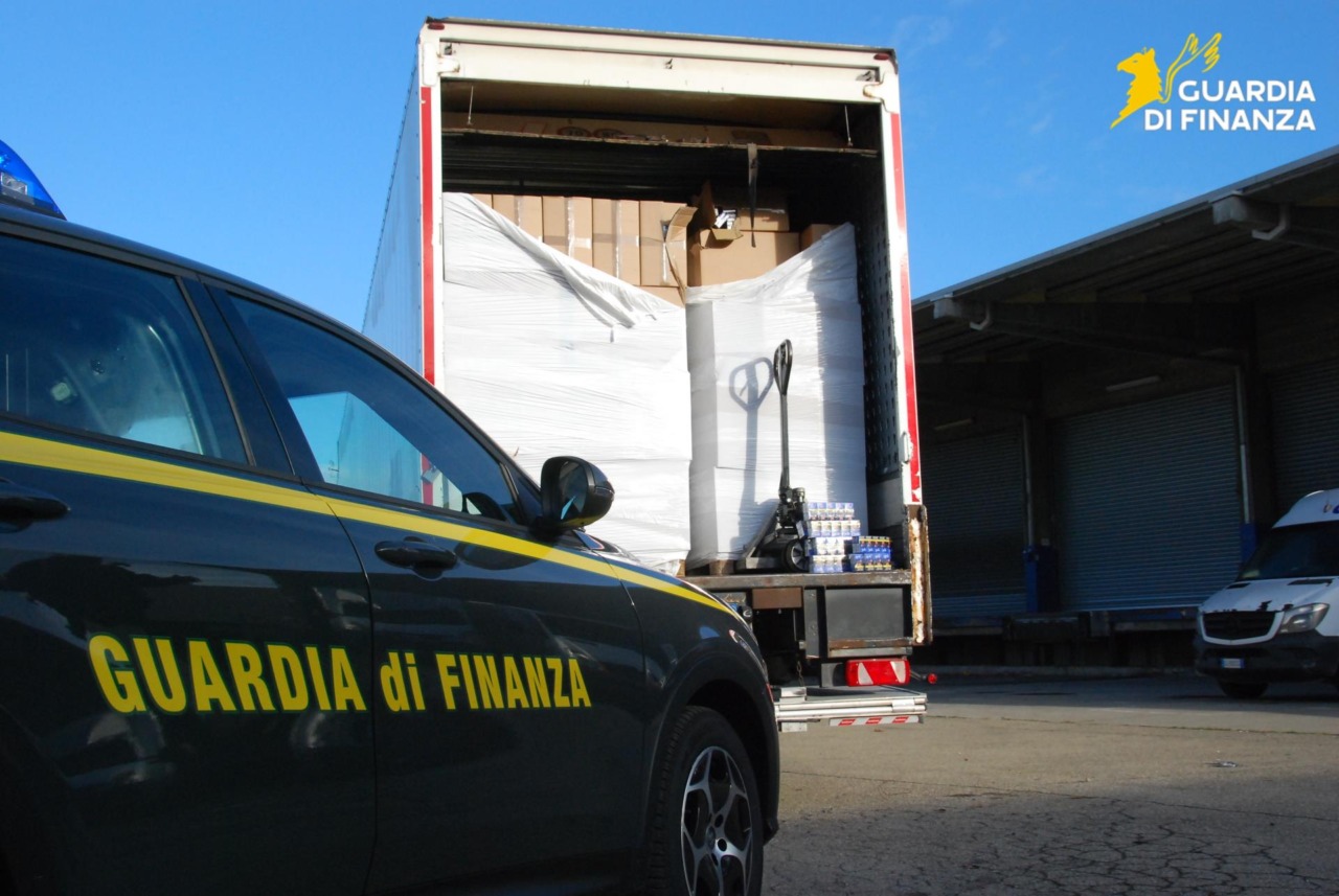 Scoperta fabbrica clandestina di sigarette