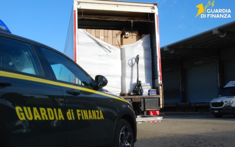 Scoperta fabbrica clandestina di sigarette