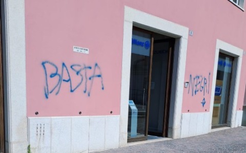 Scritte razziste vicino alla chiesa di Ospitaletto, il sindaco: “Atto vandalico da condannare”