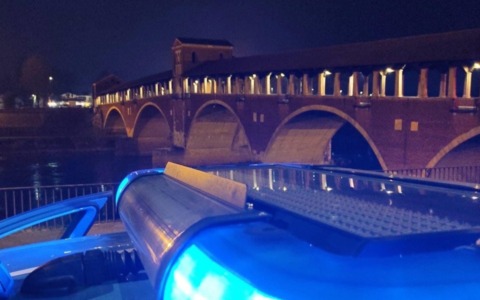 Semina il panico in condominio: palpeggia la vicina, devasta un appartamento e si scaglia contro la Polizia