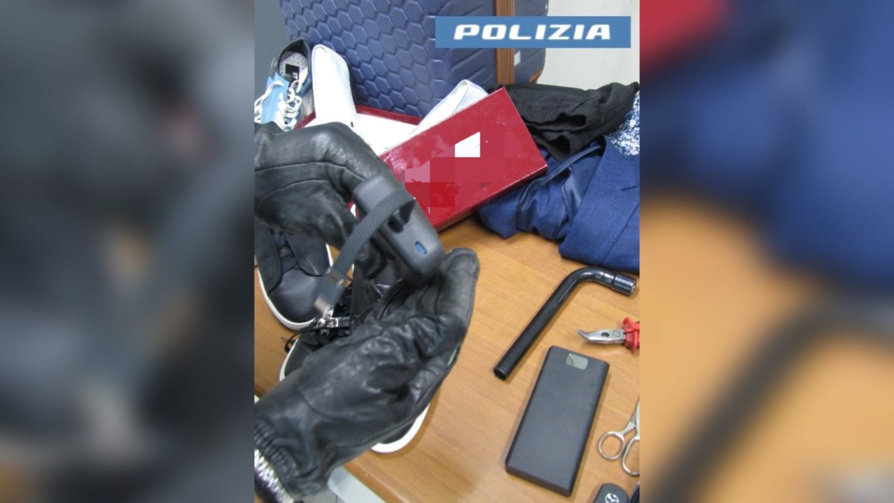 Apparecchi, camuffati da ‘power bank’, usati per aprire a distanza le portiere delle auto: denunciati due uomini