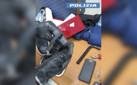 Apparecchi, camuffati da ‘power bank’, usati per aprire a distanza le portiere delle auto: denunciati due uomini