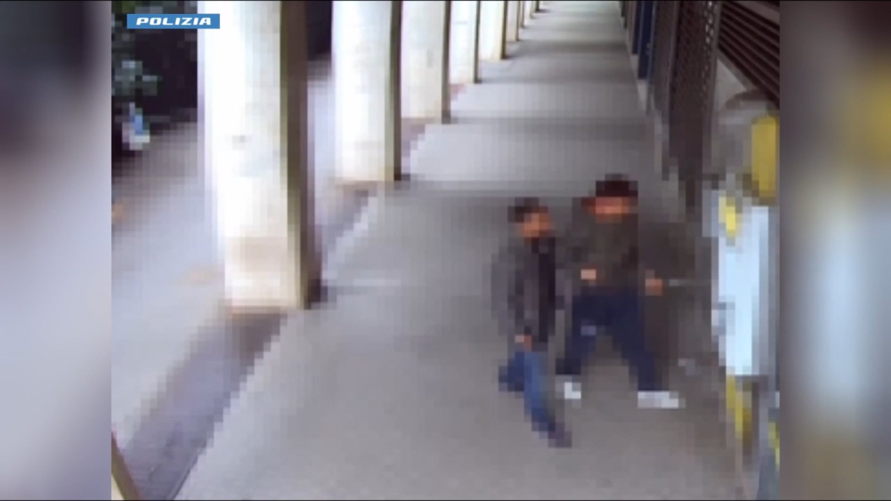 Rapina in strada a Bologna: banditi scappano con 250 euro, rintracciati a Parma e arrestati