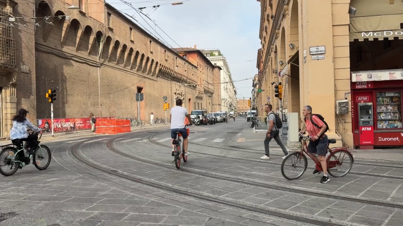 Caldo, ancora temperature intense. Bollino rosso a Bologna, i consigli dell’Ausl