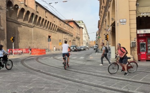 Caldo, ancora temperature intense. Bollino rosso a Bologna, i consigli dell’Ausl