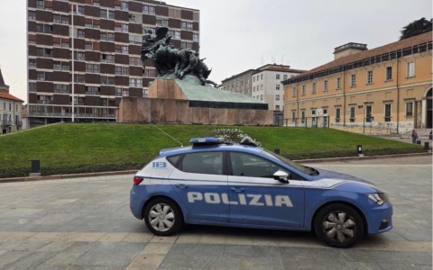 Sessantunenne sorpreso a rubare prende a pugni il vigilante