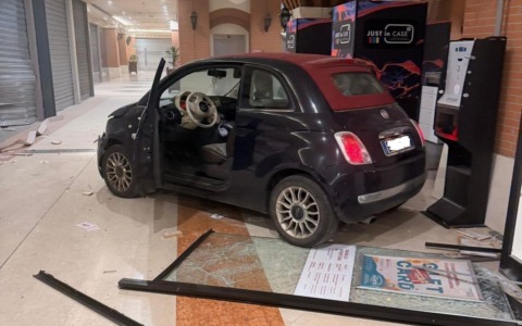 Sfondano l’ingresso del centro commerciale con un’auto: furto con spaccata in gioielleria