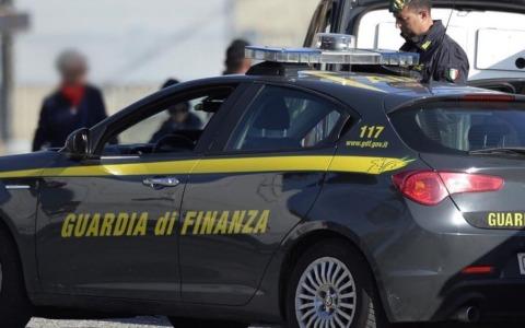 Lavoro in cambio di denaro e minacce: arrestato un uomo accusato di estorsione ai danni di connazionali