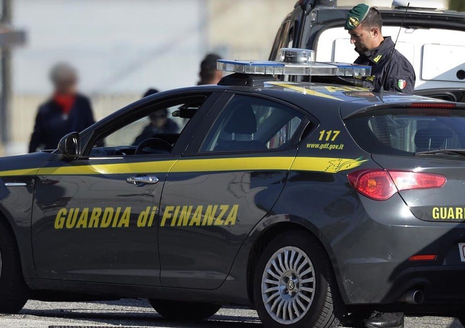 Lavoro in cambio di denaro e minacce: arrestato un uomo accusato di estorsione ai danni di connazionali