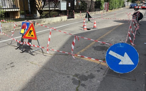 Si apre una voragine: via Monte Bianco chiusa al traffico