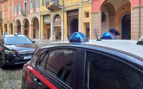 Si barrica in casa dopo una lite e minaccia il suicidio