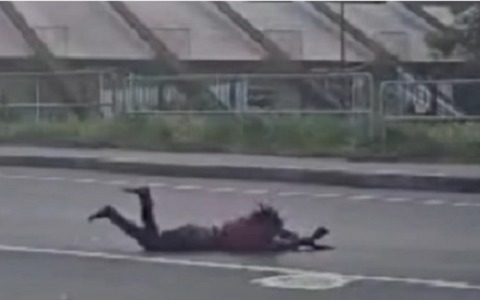 Si sdraia in via Cigna, viabilità nel caos