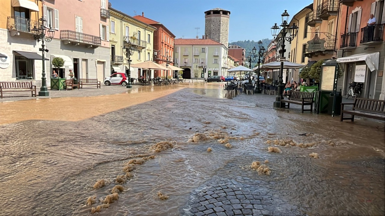 Si spacca l’acquedotto, un fiume d’acqua e detriti invade piazza della Repubblica