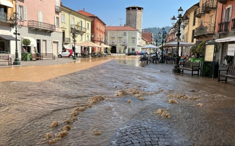 Si spacca l’acquedotto, un fiume d’acqua e detriti invade piazza della Repubblica
