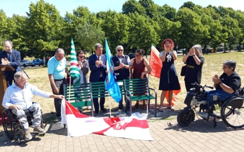 Siamo Tutti Pedoni: una panchina inclusiva al Parco Carrà, donata dal sindacato dei pensionati