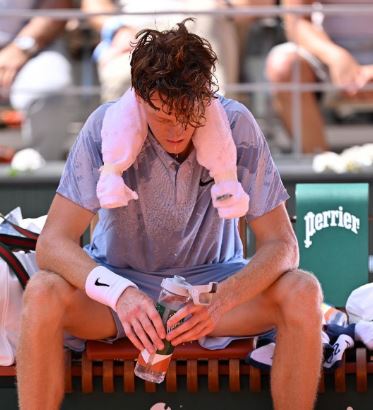 Sinner verso Wimbledon, spunta un cerotto speciale