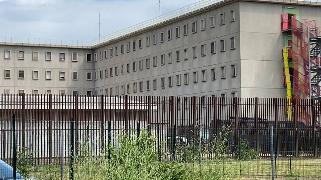 Sorpresa dagli agenti della polizia penitenziaria mentre porta stupefacente al compagno detenuto in carcere