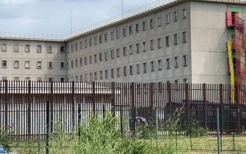 Sorpresa dagli agenti della polizia penitenziaria mentre porta stupefacente al compagno detenuto in carcere