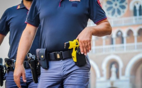 Sorpreso a rubare se la prende con la cassiera e poi reagisce con calci agli agenti della Polizia di Stato