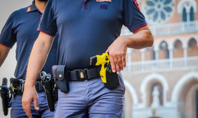 Sorpreso a rubare se la prende con la cassiera e poi reagisce con calci agli agenti della Polizia di Stato