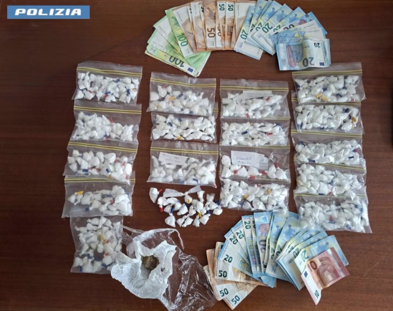 Sorpreso con oltre 450 dosi di cocaina, arrestato un giovane corriere della droga