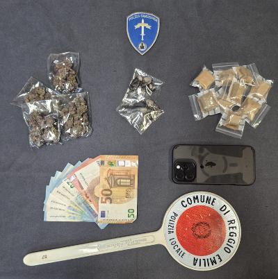 Sostanze stupefacenti nel portaoggetti del monopattino: arrestato ventenne