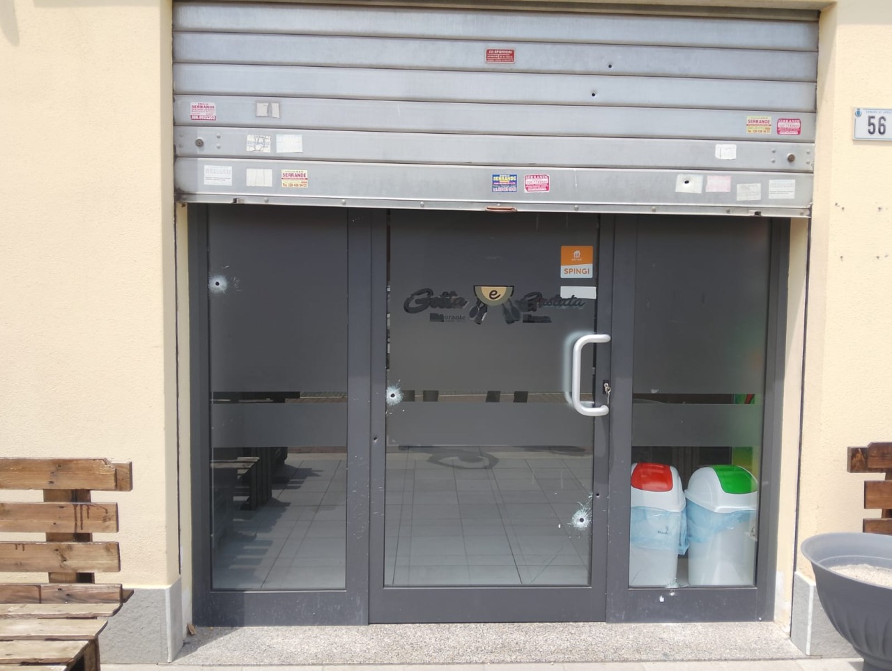 Spari contro la pizzeria, dietro i raid l’ombra di baby-gang albanesi