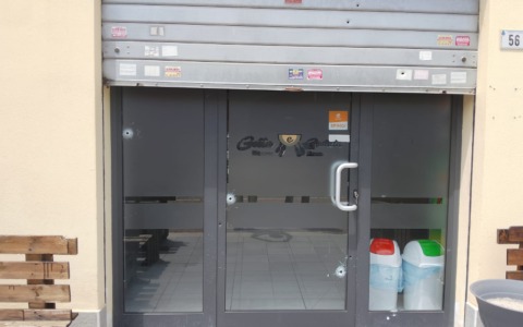 Spari contro la pizzeria, dietro i raid l’ombra di baby-gang albanesi