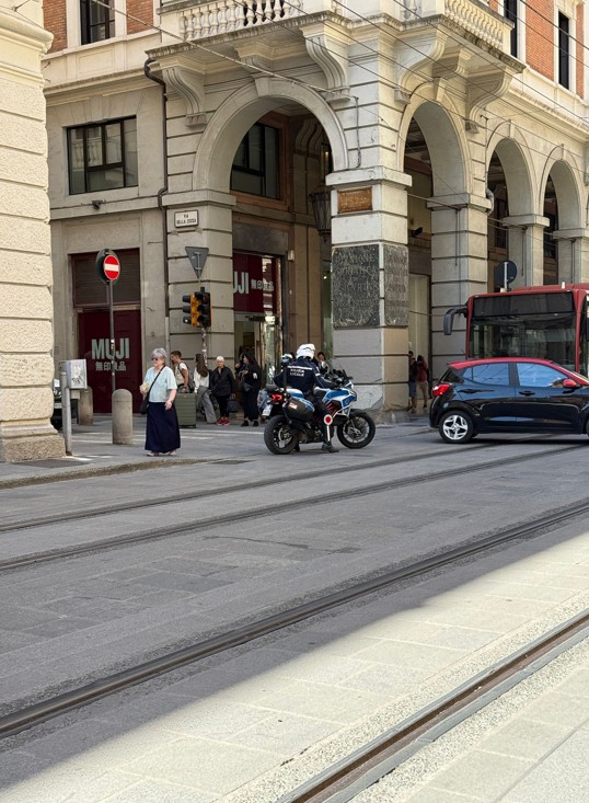 Strappa la collana d’oro a pensionata, ma viene inseguito e fermato dai passanti e dalla polizia locale