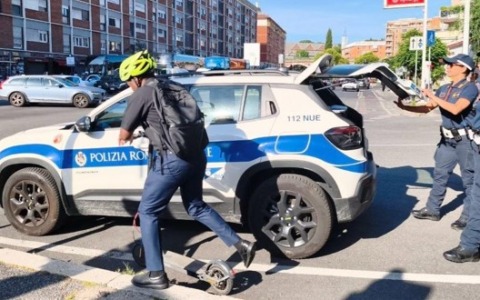 Sul monopattino senza casco, scaraventa a terra un agente della Polizia Locale
