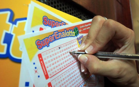 SuperEnalotto in Piemonte: sfiorato il ‘6’ a Ivrea e Jackpot da 183 Milioni