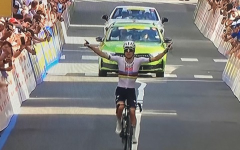 Tadej Pogacar umilia gli avversari al Tour de Suisse