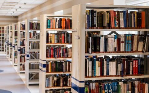 Taglio alle prenotazioni in biblioteca: da 15 si passa a 5. “Non solo una questione di costi”