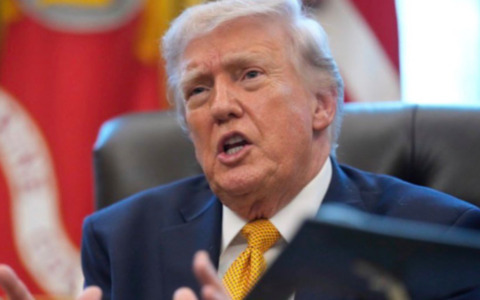 Teheran chiude Hormuz fino a nuovo ordine. Trump: “Gli USA colpiranno duramente l’Iran questa notte”