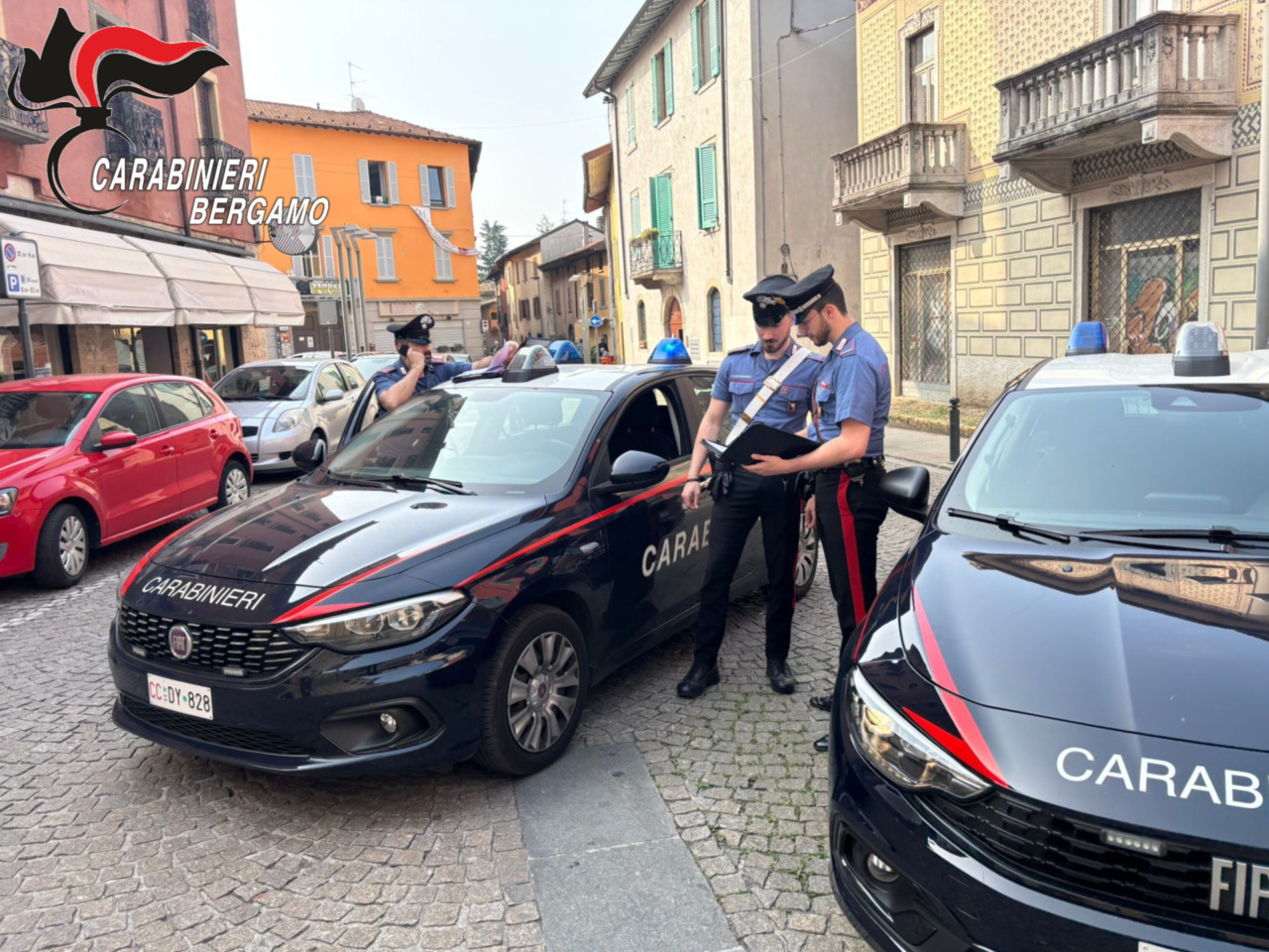 Telefono strappato con l’inganno e botte per impedirne il recupero: denunciati due giovani a Seriate