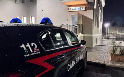 Tenta di raggiungere la moglie in struttura protetta, arrestato 36enne
