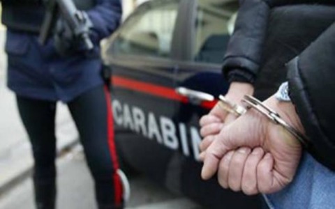 Tenta di truffare un’anziana, arrestato dai Carabinieri