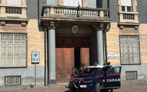 Tenta un furto in abitazione, poi ruba un’auto: arrestato due volte in tre giorni, ora è in carcere