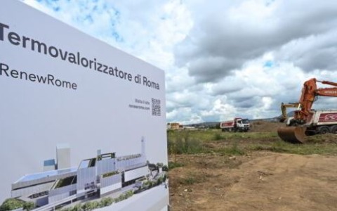 Termovalorizzatore, scoperta una strada basolata nel cantiere. Sospesi i lavori